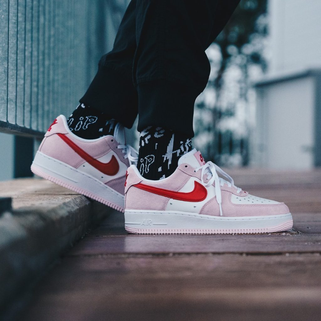 nike air force 1 s barevnyma ponozkama